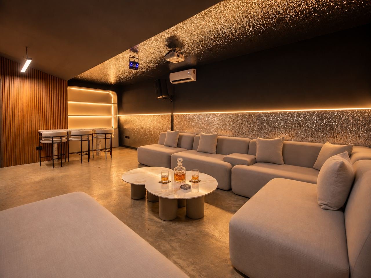 Sala de estar con iluminación cálida y muros en madera